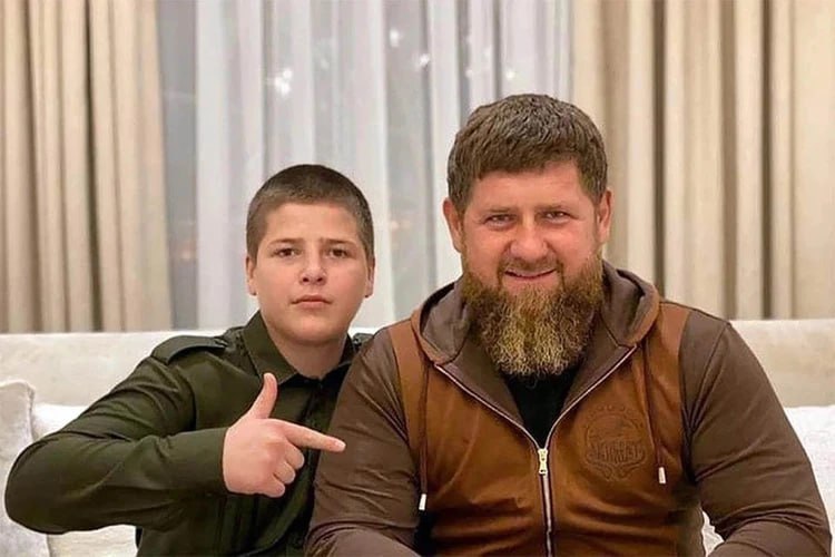 Айшат Кадырова сообщила о готовящейся свадьбе 17-летнего брата Адама Девушка опубликовала видео, где выбирает цветы в магазине. Тут же посыпались вопросы: подготовкой к чьему торжеству она занимается. Оказалось, к женитьбе готовится ее 17-летний брат, самый молодой начальник службы безопасности главы российского региона, сын главы Чечни, Адам Кадыров. Свадьба пройдет в родительском доме в родовом селе и, вероятно, в узком семейном кругу, так что посмотреть на торжество не получится. Да и сама Айшат предупредила, что делиться с подписчиками кадрами оттуда не будет. : соцсети Адама Кадырова