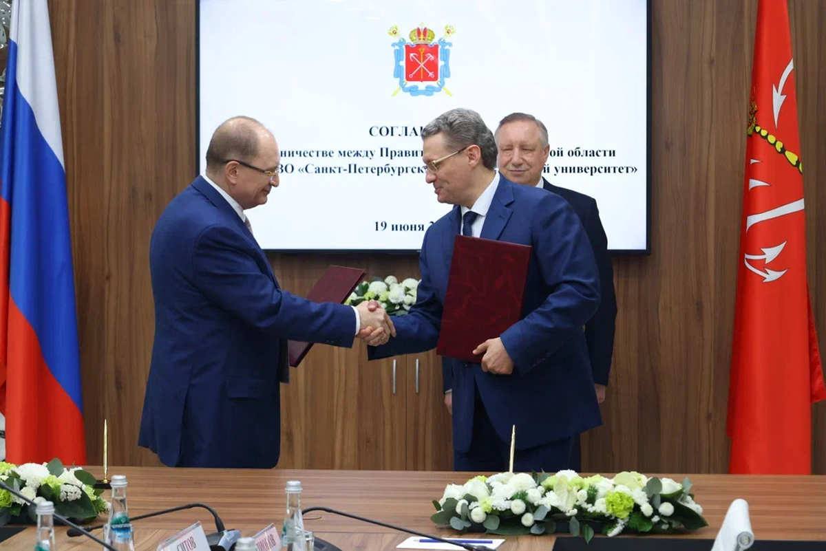Губернатор Вологодской области Георгий Филимонов и ректор Санкт-Петербургского государственного университета Николай Кропачев заключили соглашение о сотрудничестве между областным Правительством и вузом. Подписание документа о социально-экономическом развитии, развитии научно-образовательного, кадрового и промышленного потенциала состоялось на площадке ПМЭФ. «Санкт-Петербургский государственный университет становится куратором развития высшего образования и системы подготовки кадров нашего региона, - отметил Георгий Филимонов. - Вуз готов рассмотреть возможность организации стажировок для преподавателей и молодых исследователей Вологодчины. У университета есть крепкий фундамент в физико-математических, компьютерных и информационных, гуманитарных и естественных науках. Признательны Николаю Михайловичу за поддержку наших инициатив и готовность к сотрудничеству. Будем повышать уровень знаний и навыков у специалистов, трудящихся на благо родной Вологодской земли».