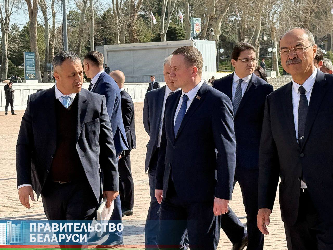 Премьер министр Беларуси Александр Турчин и Премьер министр Узбекистана Абдулла Арипов проводят встречу в неформальной обстановке в ходе которой обсуждают актуальные вопросы двусторонней повестки   Мероприятие проходит в рамках официального визита белорусской делегации в Узбекистан