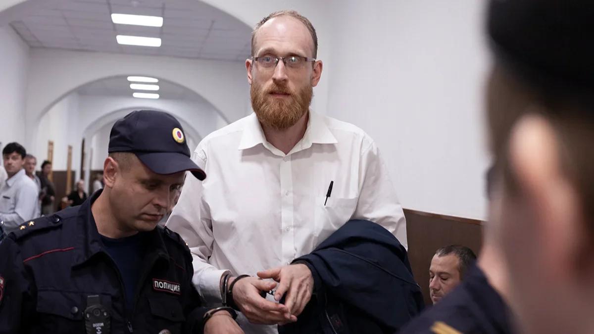 Обвинение запросило пять лет лишения свободы для сооснователя «Диссернета» Андрея Заякина из-за доната ФБК Поводом для возбуждения уголовного дела стало пожертвование в 1000 рублей, ученый свою вину не признает, сообщил его адвокат Михаил Брюков. Процесс в отсутствие Заякина проходит заочно. Уголовное дело о финансировании экстремистской деятельности возбудили еще в 2022 году, после этого Заякин уехал из России Фото: «Новая газета» «Фонд борьбы с коррупцией» ФБК признан экстремистской организацией и запрещен на территории России, Андрей Заякин признан иноагентом