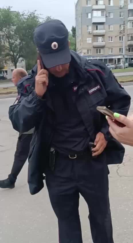 Подполковник полиции угрожает жителям Саратова во время вырубки деревьев в парке