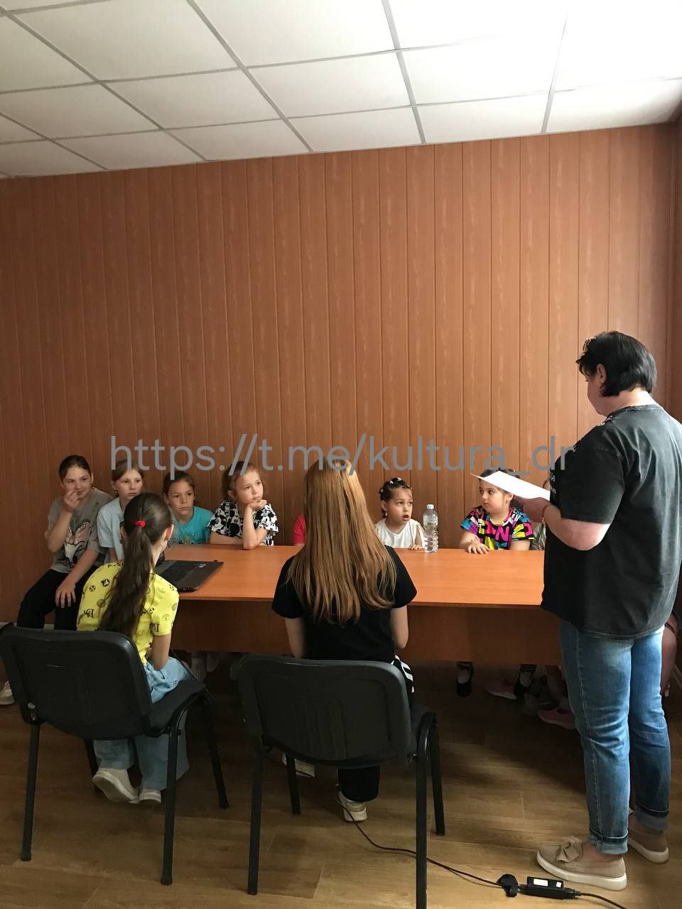 В Балковской сельской библиотеке прошёл час семейных ценностей «Ах, это чудо семья», посвящённый Дню семьи! На мероприятии библиотекарь познакомила детей с историей возникновения Международного дня семьи. Участники с интересом узнали о семейных традициях и обычаях, которые передаются из поколения в поколение. Чтение создало тёплую атмосферу, где каждый мог поделиться своими семейными историями и воспоминаниями. Совместное прочтение книг и обсуждение прочитанного сближает семью, объединяет духовно и воспитывает у детей любовь к чтению. Мы также обсудили семейные роли и обязанности, а также родословную своих семей. - прокомментировал библиотекарь. Семья – начало всех начал. Именно она формирует наше понимание о добре и зле.