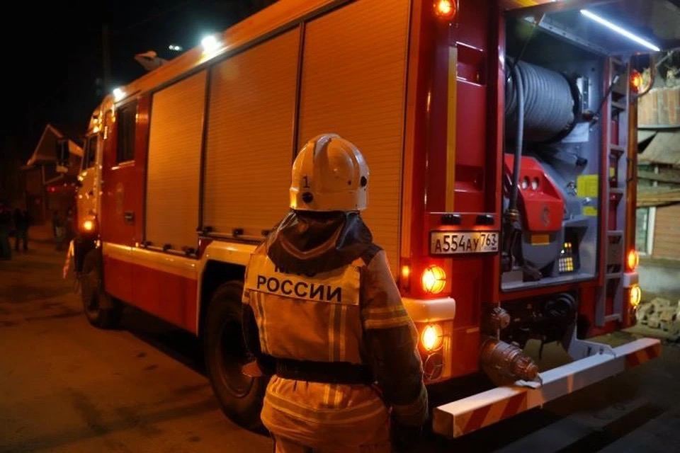 В Краснодаре будут судить 20 летнего поджигателя атаковавшего три ресторана В Краснодаре на скамью подсудимых отправляют 20 летнего парня который поджег сразу три ресторана в центре города Он заходил внутрь разливал горючую жидкость и поджигал залы где были люди Два поджога ему удалось совершить и скрыться На третьем его остановили очевидцы Никто не пострадал ущерб больше 750 тысяч рублей Следователи считают что он действовал по указанию неизвестного Личность этого человека ещё устанавливают Парень под арестом Дело передали в суд Подписаться на kpkuban Читать нас в MAX