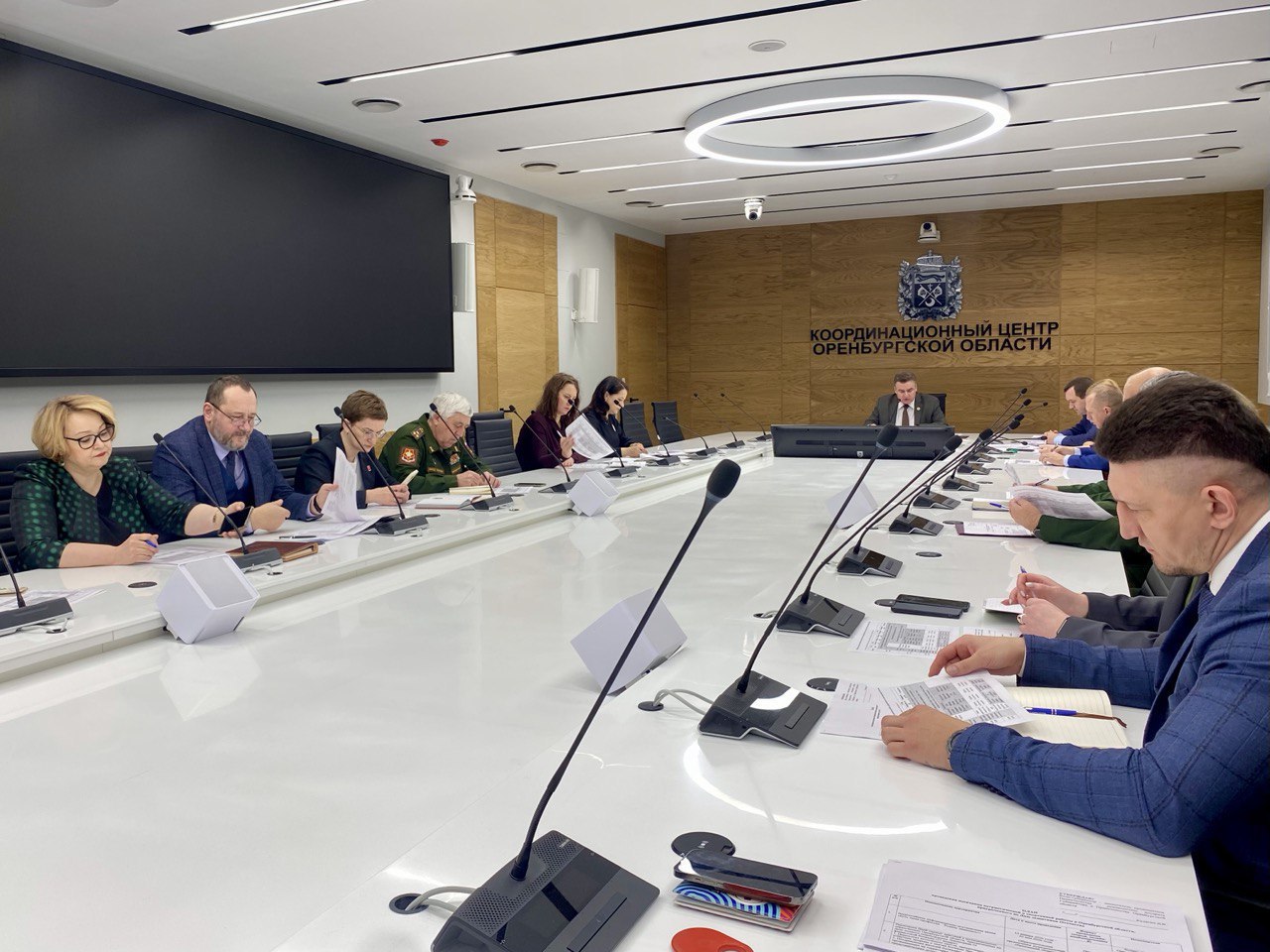 Более 80 мероприятий пройдут в Оренбуржье в рамках месячника патриотической и спортивной работы В Доме Советов прошло совещание по проведению ежегодного месячника патриотической и спортивной работы в Оренбургской области Эта работа проводится в Оренбуржье уже несколько десятилетий и является одним из ключевых аспектов в деле воспитания молодого поколения Важно чтобы все мероприятия носили массовый характер вовлечь как можно больше молодёжи и школьников Отдельно хочется обратить внимание на мероприятия посвященные дате начала специальной военной операции отметить наших героев не жалеющих своей жизни в борьбе с фашизмом отметил вице губернатор Дмитрий Кулагин  Всего в Оренбуржье будет реализовано более 80 мероприятий В том числе состязания для допризывной молодежи А ну ка парни уроки мужества экскурсии в музеи поисковых отрядов показы тематических фильмов спортивные состязания и эстафеты викторины и акции  Запланирован ряд культурных мероприятий в их числе выставка фоторабот круглые столы чтецкий конкурс концерты культурные вечера и другие  Открытие месячника патриотической и спортивной работы приуроченного ко Дню защитника Отечества состоится 30 января в региональном молодежном центре Молодежь Оренбуржья Завершением месячника станет торжественное мероприятие с подведением итогов областного финала состязаний А ну ка парни Присоединяйтесь к нам в MAX