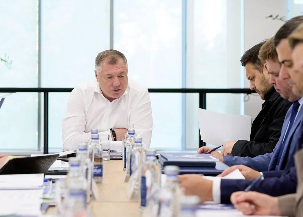 В МГСУ обсудили строительство современного кампуса для строителей будущего В Москве под председательством вице-премьера Марата Хуснуллина состоялось совещание по созданию современного кампуса на базе НИУ МГСУ. Минобрнауки России по поручению Валерия Фалькова представил заместитель Министра Айрат Гатиятов. Участники совещания обсудили ход реализации строительства кампуса и наметили дальнейшие шаги для своевременного ввода объектов в эксплуатацию. Особое внимание уделили подготовке специалистов для будущего кампуса. Участники подчеркнули необходимость привлекать молодые кадры и создавать условия для их профессионального роста в строительной отрасли. Кампус НИУ МГСУ объединит инновационные строительные технологии, современные исследовательские центры и передовые методики обучения, сформировав базу для новой эры строительного образования в России», — отметил замглавы Минобрнауки России Айрат Гатиятов. Коротко о проекте кампуса: 70 000 кв. м – площадь современного образовательного кластера; 4 000+ студентов смогут одновременно обучаться в новых корпусах. Уникальной особенностью кампуса станет уникальная сейсмоплатформа — инновационная лаборатория для исследований в области строительной безопасности. Проект реализуется в рамках нацпроекта «Молодежь и дети».