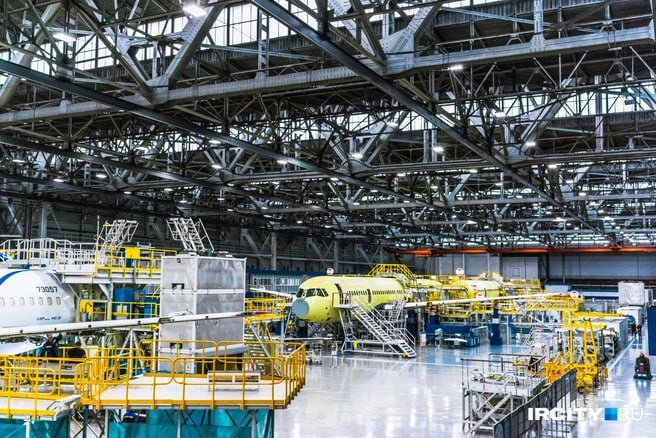 Иркутский авиазавод построит новый цех для МС 21 На территории Иркутского авиационного завода появится дополнительный производственный цех для работы с пассажирским самолётом МС 21 Информация об этом размещена в перечне разрешений на строительство опубликованном мэрией Иркутска за третий квартал 2025 года Общая площадь будущего комплекса составит 3 8 гектара В новом цехе будут заниматься механической обработкой крупногабаритных деталей из алюминиевых и титановых сплавов Согласно документам строительство планируют завершить до марта 2029 года Ircity теперь в MAX