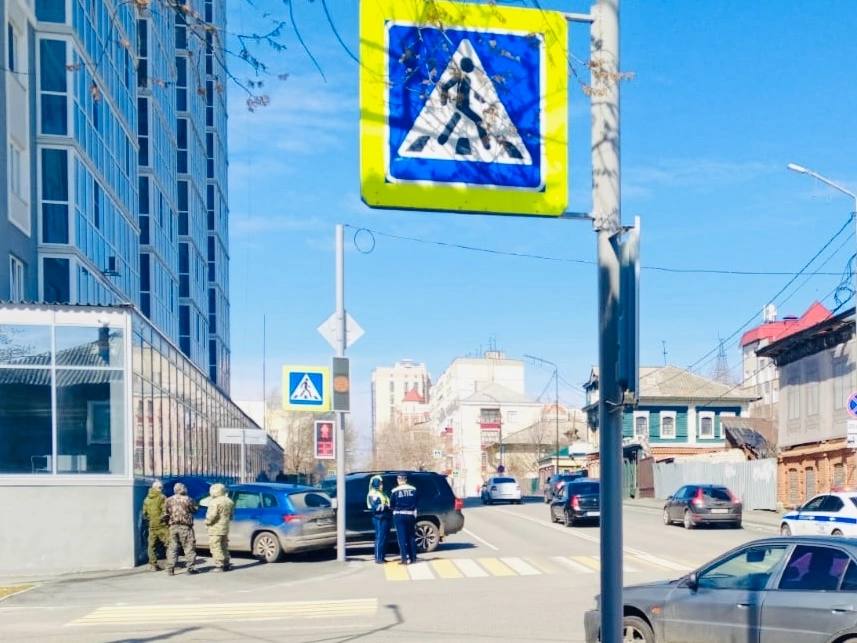 2-летний ребёнок пострадал в аварии в Кургане ДТП произошло вчера утром возле дома №45 по ул. Кирова. Водитель Шкоды во время обгона выехала на встречную полосу и врезалась в многоквартирный жилой дом. После этого машину отбросило на припаркованную Тойоту. Травмы получила пассажир Шкоды — девочка 2022 года рождения. Малышке назначили амбулаторное лечение. Госавтоинспекция УМВД России по городу Кургану ГТРК Курган