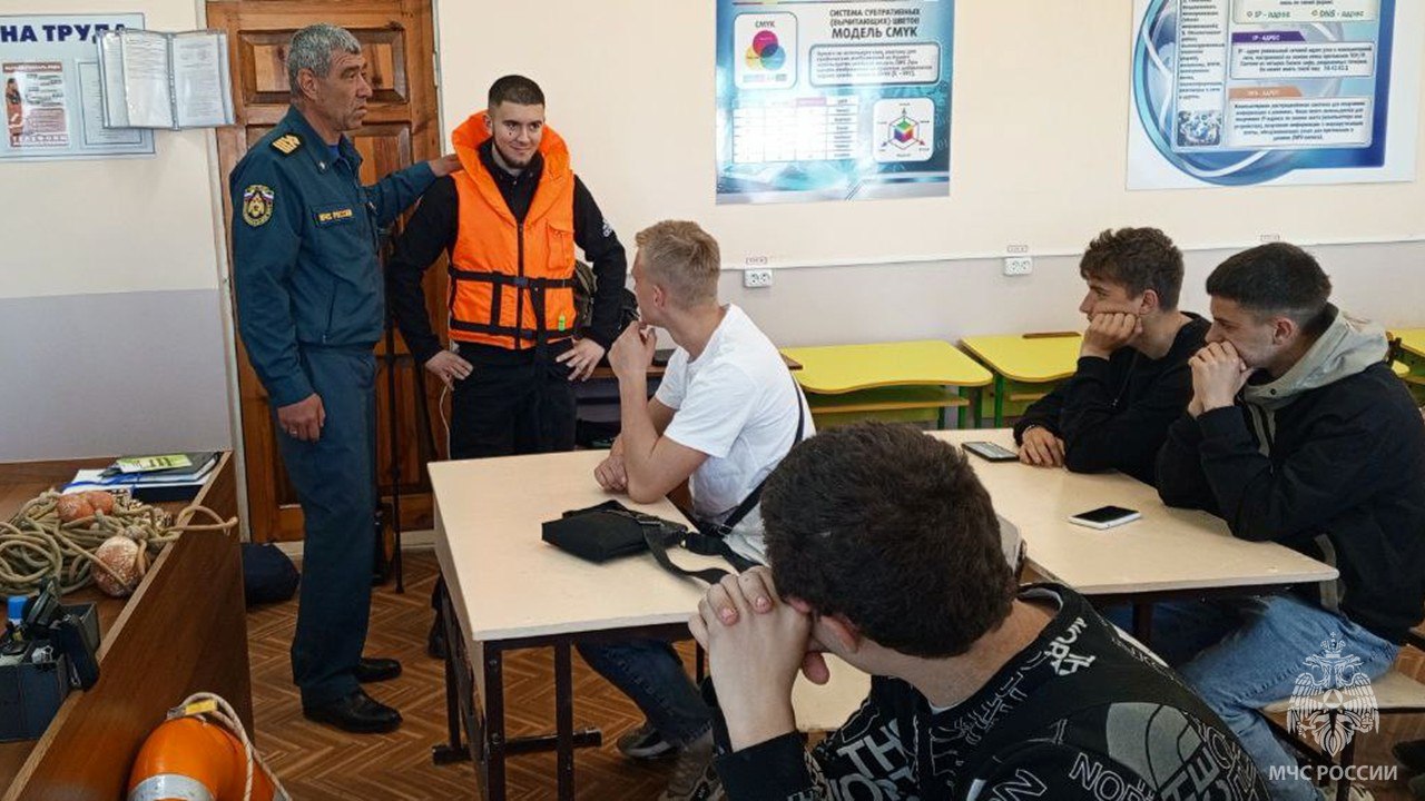 Вода не всегда безопасна Накануне инспекторы ГИМС МЧС России посетили Генический строительный колледж, где рассказали студентам о правилах нахождения на воде. "Большинство несчастных случаев происходит из-за игнорирования элементарных мер предосторожности, таких как купание в неположенных местах или отсутствие спасательных средств", – отметил Алексей Горушкин, старший государственный инспектор по маломерным судам. Важной частью мероприятия стало то, что студенты смогли примерить спасательные жилеты, а также узнали, на что обращать внимание при их выборе и как убедиться в их исправности. Обучение студентов правилам поведения на водоемах – это залог того, что будущие поколения будут более ответственными и осведомленными!