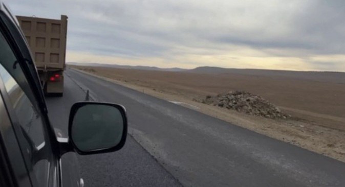 Зампред правительства Бурятии на себе прочувствовал трассу Улан Удэ Романовка Чита Во время рабочей поездки в Багдарин зампред правительства Бурятии Евгений Коркин оценил сложность маршрута и результаты ремонта Продолжаю погружаться в вопросы дорожного строительства Во время недавней поездки в Багдарин проверил и как говорится на себе испытал одну из самых сложных региональных дорог отметил Евгений Коркин В этом году по нацпроекту Инфраструктура для жизни ремонтируют 130 км трассы 67 км планируется ввести в эксплуатацию до конца года Работы близятся к завершению на участках 16 26 км рядом с Эрхириком 200 217 км в Хоринском районе 357 387 км за Исингой и 438 448 км за Романовкой На участках уложили новый асфальт привели в порядок мосты водопропускные трубы установили освещение тротуары и автобусные остановки Контроль ведется на всех этапах включая лабораторные проверки Ранее обновили участки 26 58 км и 90 93 км на перевале Шанатский В планах следующий этап ремонта на участках 78 90 км 93 113 км 448 511 км и 512 524 км Общая протяженность дороги 524 км трасса входит в опорную сеть и остается в центре внимания властей Бурятия