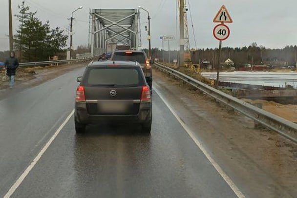 "Это лучше, чем было". На месте капремонта моста в Усть-Луге заметили асфальтные заплатки  В соцсетях публикуют фото ямочного ремонта моста через реку Луга в поселке Усть-Луга. На кадрах можно увидеть, что на местах выбоин появились заплатки, но не везде.   Местные автолюбители активно обсуждают работы. Одни говорят о неудовлетворительном качестве, но есть и другое мнение:   "Поверьте, это лучше, чем было",  - поделилась одна из жительниц.   По словам автомобилиста Владимира, на участке было введено реверсивное движение, его регулировали рабочие.  Как сообщили 47news в "Ленавтодоре", подрядчик провел ямочный ремонт на покрытии в рамках содержания. В случае возникновения новых ям снова будут выполнены работы.     Telegram-канал "Дорожный Контроль СПБ   ЛО"