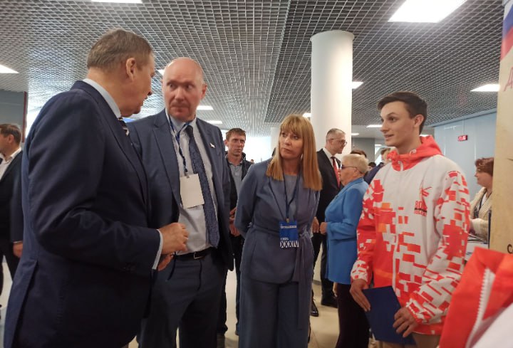 Александр Дрозденко прибыл на XXXIV конференцию реготделения «Единой России» Губернатор Ленинградской области, секретарь регионального отделения «Единой России» Александр Дрозденко прибыл в Сосновый Бор для участия в XXXIV конференции реготделения партии. Мероприятие организовали в Спортивно-тренировочном центре Ленобласти. Глава региона перед началом конференции осмотрел выставку, посвященную специальной военной операции. Также он пообщался с участниками поисковых отрядов. Отметим, конференция регионального отделения «Единой России» проходит в преддверии выборов губернатора, намеченных на 14 сентября. На повестке — тайное голосование по выдвижению кандидата на пост главы региона. Online47 — Всё о Ленобласти и не только