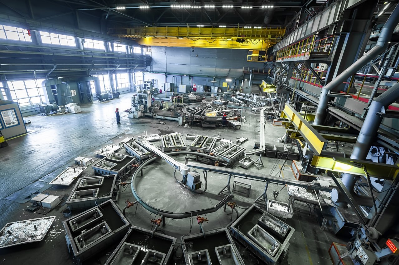 Челябинская область предложила Госдуме усилить поддержку кластеров В Государственной думе прошло заседание Экспертного совета по развитию промышленной инфраструктуры посвящённое совершенствованию кластерной политики Челябинскую область как одного из лидеров в этой сфере представил министр промышленности Михаил Кнауб На сегодняшний день в регионе успешно работают 13 промышленных кластеров в кооперацию вовлечено 82 предприятия с общим объёмом отгрузки почти 65 млрд рублей в 2025 году Результативность этого подхода отмечена на федеральном уровне в 2025 году Челябинская область заняла 4 е место в национальном рейтинге по уровню кластерного развития заявил Михаил Кнауб Он отметил что по поручению главы Южного Урала Алексея Текслера в регионе создана собственная система стимулирования особенно в части НИОКР С 2022 года поддержку получили 79 предприятий по 183 проектам Сейчас важно сделать акцент на поддержку научно исследовательских и опытно конструкторских работ поскольку они критически важны для перехода от локализации сборки к созданию принципиально новых продуктов считает министр Именно на стимулирование инноваций внутри кооперации и направлены ключевые предложения Южного Урала Они предполагают расширение условий субсидирования для участников кластеров снижение минимальных порогов увеличение доли компенсации расходов на материалы и зарплату ключевых специалистов а также усиление поддержки на этапе опытно промышленного внедрения Все инициативы озвученные на совете будут направлены в Минпромторг России для детальной проработки Участники сошлись во мнении что дальнейшее развитие требует смещения акцента с формального статуса на поддержку реальных проектов eugenejut