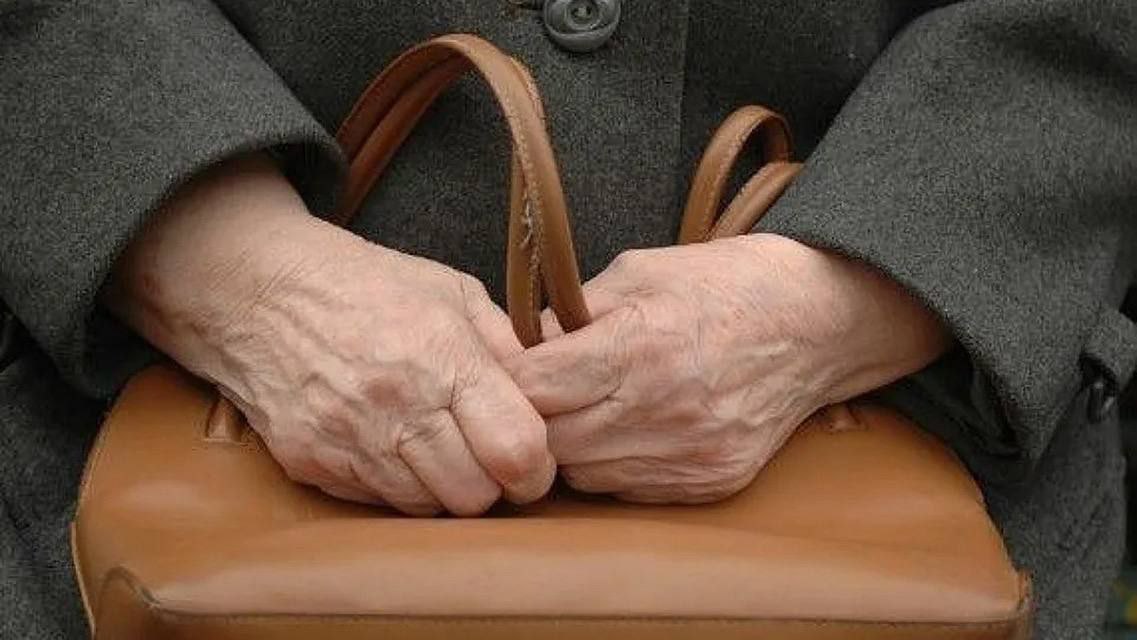С 1 августа 2025 года в Беларуси вырастут социальные выплаты!    Уже с начала августа белорусы почувствуют поддержку государства – увеличиваются размеры бюджета прожиточного минимума  БПМ  и, как следствие, повышаются многие важные пособия и доплаты.      С 1 августа по 31 октября 2025 года БПМ составит 487,72 рубля – это на 5,4% выше, чем сейчас.      Что изменится?      Детские пособия станут больше:   - При рождении ребёнка:     • 1-й ребёнок – 4877,20 руб.  10 БПМ      • 2-й и последующие – 6828,08 руб.  14 БПМ    - Пособие беременным, вставшим на учёт до 12 недель – 487,72 руб.      Ежемесячные выплаты на детей:   - От 3 до 18 лет  в семьях с малышами до 3 лет  – 243,86 руб.   - Из отдельных категорий семей:     • Обычное – 243,86 руб.     • На ребёнка-инвалида – 341,40 руб.   - По уходу за ребёнком-инвалидом:     • До 18 лет  I–II степень  – 487,72 руб.     • После 3 лет  III–IV степень  – 585,26 руб.   - Детям, инфицированным ВИЧ – 341,40 руб.      Повысятся и «возрастные» доплаты к пенсиям:   - 75–79 лет – 91,45 руб., при инвалидности I группы – 213,38 руб.   - 80 лет и старше – 182,90 руб., при инвалидности I группы – 243,86 руб.      По данным Минтруда, этими пособиями охвачено более 162 тысяч детей и свыше 540 тысяч пенсионеров. Общий объём расходов на доплаты в 2025 году – 870 миллионов рублей.