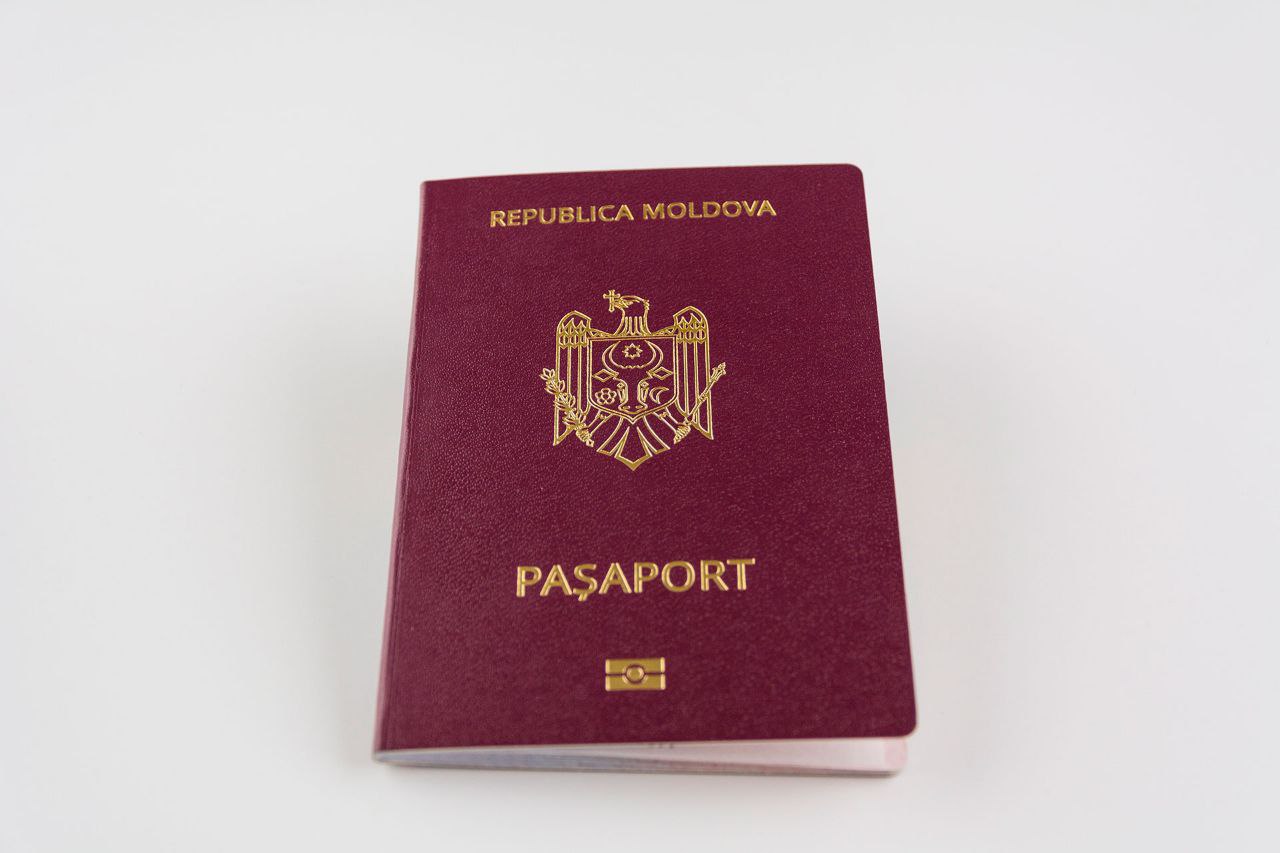 Посольства и консульства Молдовы за рубежом временно приостановили приём заявлений на гражданство Причина изменения в законодательстве вступил в силу новый Закон 253 от 10 июля 2025 года отменяющий прежний закон 2000 года Новый закон усиливает контроль за кандидатами теперь обязательны знание государственного языка и Конституции проверка личности документов финансовых возможностей истории поездок и отсутствие судимости Дипломаты обещают сообщить о возобновлении приёма заявлений позже Подпишись на primulinmd