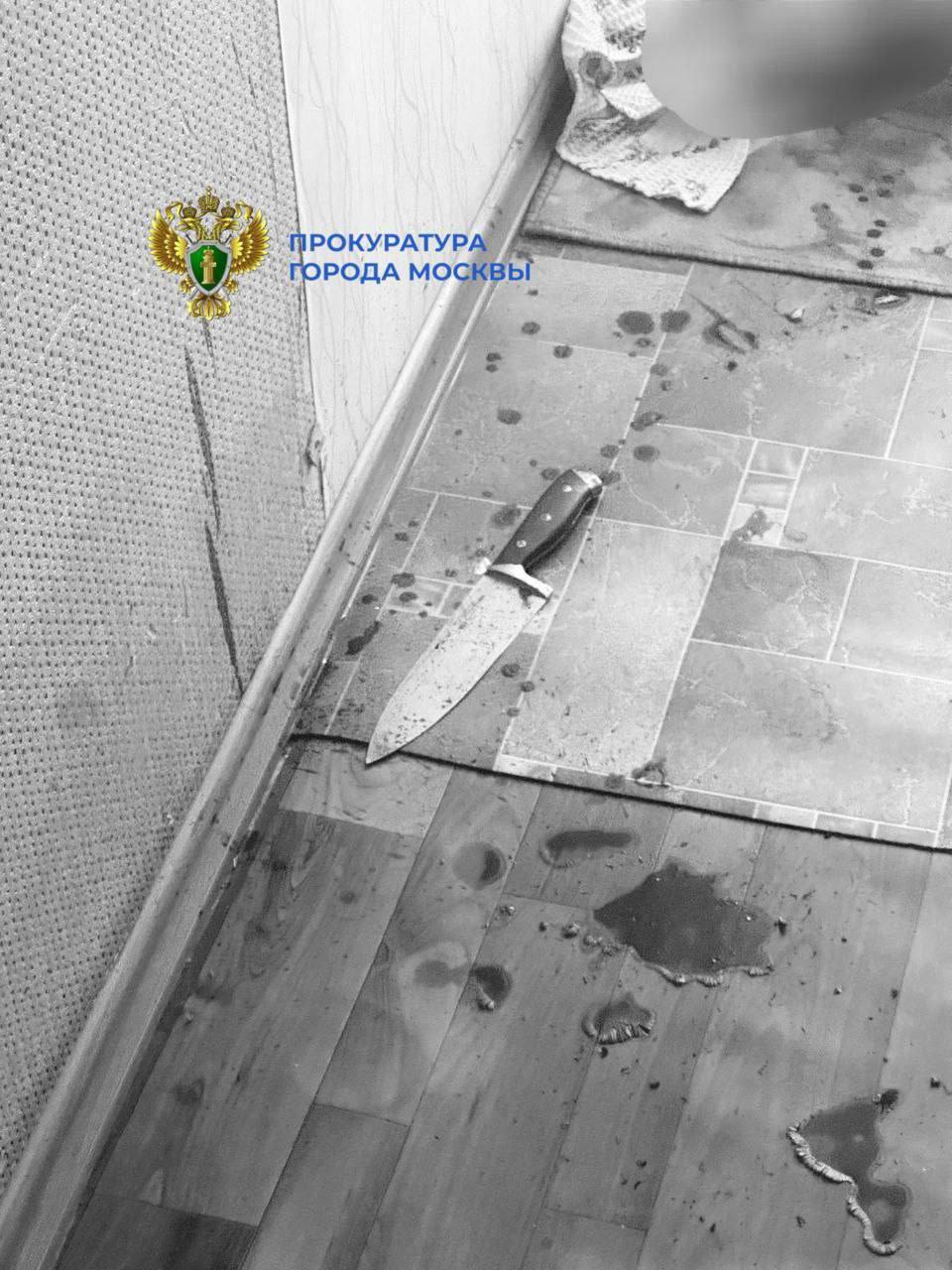 15-летняя девочка зарезала своего отца в Москве. Предварительно, она заступилась за старшую сестру.   По данным «Базы», тело 42-летнего Романа З. нашли в его квартире на Бартеневской улице. Вместе с ним дома находились две его дочери — 15-летняя Алиса и 20-летняя Марьяна.   По предварительной версии, мужчина поссорился со старшей дочерью, конфликт перерос в драку, в какой-то момент младшая девочка схватила нож и ударила отца, заступаясь за сестру. Девочек забрали в СК.    Подписывайтесь, это Baza