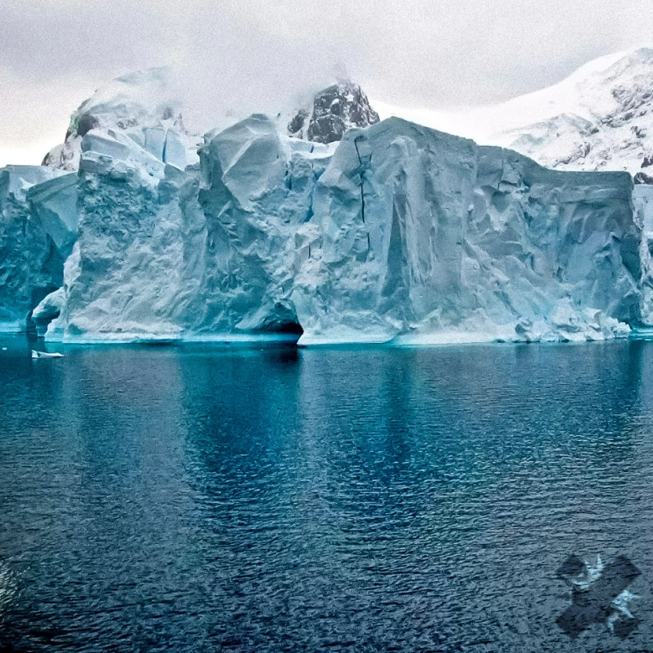 Ледник Судного дня начал активное движение Тёплые океанические воды подтачивают основание ледника Туэйтса из за чего в нём множатся трещины и гигантская масса льда начинает смещаться быстрее обычного Полное таяние способно поднять уровень мирового океана примерно на 60 сантиметров а при запуске обрушения других антарктических ледников до нескольких метров что грозит серьёзной переделкой прибрежных карт планеты Учёные уже отправились к леднику чтобы по новым данным оценить реальные сроки и масштаб возможных изменений НМШ