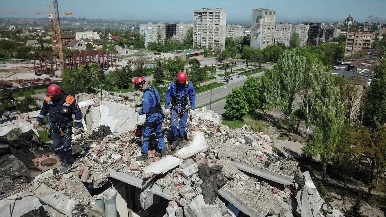 Новосибирского строителя задержали за хищение бюджетных миллионов.  ФСБ задержала в Геленджике и экстрадировала в Новосибирск гендиректора ООО “ВНР” Алексея Мананкина. Его обвиняют в мошенничестве на сотни миллионов рублей при ремонте зданий в ДНР и ЛНР. По данным следствия, он заключал фиктивные договоры с компаниями, не способными выполнить работы. Ущерб оценивается в 102 и 82,7 млн рублей по двум эпизодам. Мананкин арестован до 1 марта.  НОВОСТИ и ТОЧКА!   Подписаться