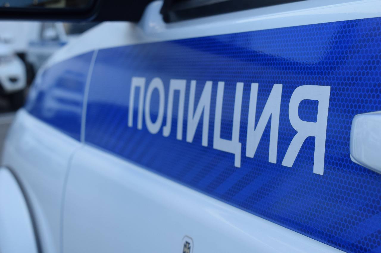 В Невинномысске расследуется уголовное дело о серии угонов транспортных средств В дежурную часть ОМВД России по городу Невинномысску с заявлением об угоне авто обратился местный житель. В результате розыскных мероприятий оперативники в кратчайшие сроки установили, что к совершению противоправного деяния причастен 36-летний местный житель. В отдел полиции мужчина пояснил, что, находясь в состоянии опьянения, решил угнать автомобиль, чтобы поехать в Ставрополь. Во дворе одного из многоквартирных домов мужчина приметил отечественную легковушку, разбил стекло, проник в салон и путем соединения проводов замка зажигания запустил двигатель. До пункта назначения злоумышленник так и не добрался, потому что закончился бензин, а затем он бросил транспорт и скрылся. В ходе расследования установлено, что фигурант также причастен к четырем аналогичным противоправным деяниям. Отделом дознания в отношении фигуранта возбуждено пять соединенных в одно производство уголовных дел по фактам неправомерного завладения автомобилем или иным транспортным средством без цели хищения.