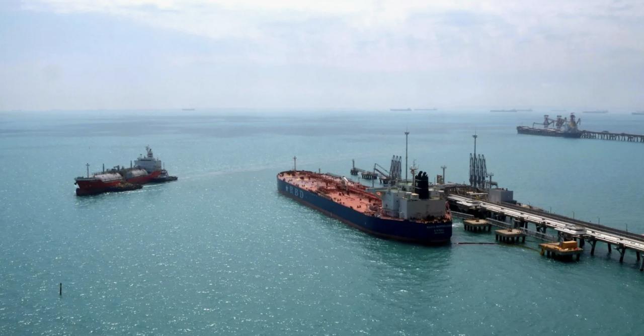 Льды и санкции разогнали стоимость перевозки российских нефтепродуктов В конце января морская перевозка светлых нефтепродуктов из российских портов заметно подорожала За период 26 января 1 февраля ставки выросли на 24 33 по сравнению с предыдущей неделей следует из обзора Центра ценовых индексов ℹ  Наиболее сильный рост зафиксирован на маршруте из Балтики в Латинскую Америку фрахт подорожал на 32 7 до 112 за тонну Отгрузки в Западную Африку выросли в цене на 28 9 до 89 за тонну в Турцию на 28 2 до 83 за тонну Перевозки осуществляются малотоннажными судами класса Handysize дедвейтом около 30 тыс тонн Удорожание логистики связано с сокращением доступного флота в Балтийском море К концу января в балласте находилось менее десяти танкеров против почти двадцати неделей ранее Эксперты отмечают что экспорт остаётся рентабельным однако рост затрат усиливает зависимость поставок от курса рубля и мировой ценовой конъюнктуры