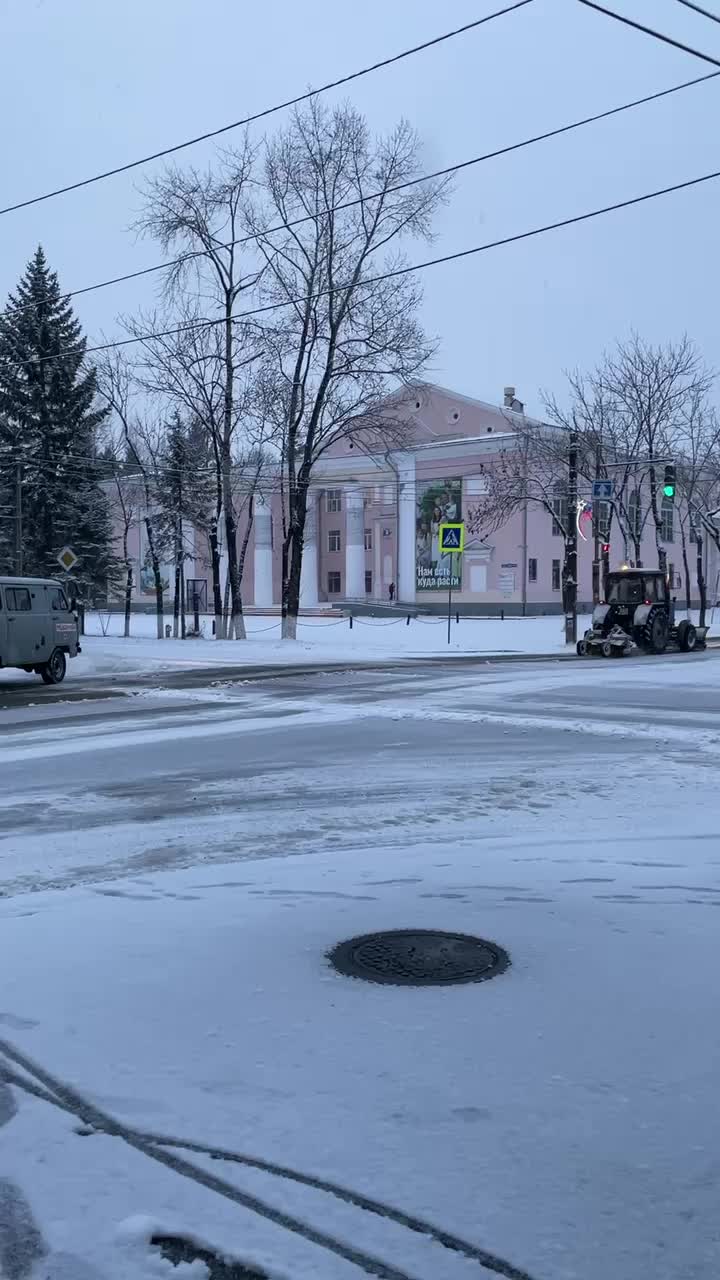 Уборка снега в Белогорске и Воронеже: техника и люди на борьбе с зимними осадками