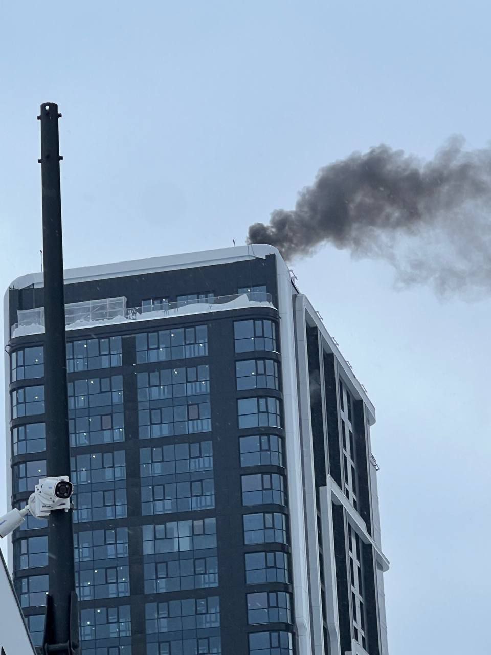 Баллон с пропаном рванул во время работ на крыше одного из домов ЖК Остров в Хорошево Мневниках Из за этого произошло возгорание которое к этой минуте ликвидировано Информация о пострадавших уточняется Upd В момент взрыва на крыше находились 3 человека после осмотра медиков они отказались от госпитализации Подпишись на Агентство Москва