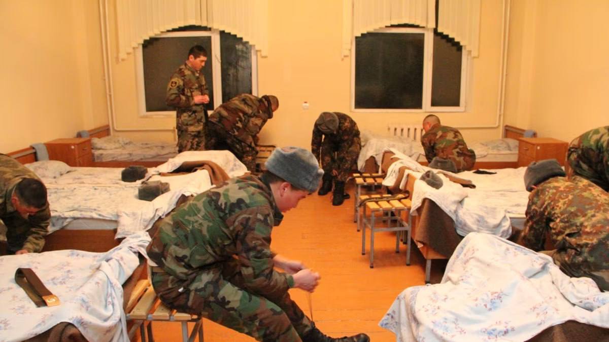Военнослужащий срочной службы Департамента охраны и конвоирования был найден мёртвым в кабинете комбата. 20-летнего парня призвали весной из Нарына в Джалал-Абадскую область. По данным источников, в оставленной им предсмертной записке говорится о дедовщине. Это трагедия, которая снова открывает старую рану армии. С начала прошлого года в Кыргызстане уже зафиксировано не меньше семи уголовных дел, связанных с дедовщиной. В декабре задержали командира одной из частей за «торговлю солдатами» — он отправлял срочников на тяжёлые работы за деньги. В другой части офицер избивал подчинённых. А в июне началась проверка после жалоб на дедовщину на погранзаставе в Кемине. Депутаты парламента признают: дедовщина процветает. По их словам, армия скрывает случаи насилия, а пострадавшие боятся жаловаться. Некоторые самоубийства срочников напрямую связаны с унижениями, вымогательствами и физическим давлением. На фоне этого заявления Минобороны о "нулевой дедовщине" выглядят оторванными от реальности. Нужна настоящая армейская реформа. Молодые парни приходят служить, а не умирать. Без жёсткого контроля, прозрачных расследований и защиты прав военнослужащих никакой боеспособности не будет. Сегодня страдают не враги, а свои. А армия должна быть опорой, а не страхом.