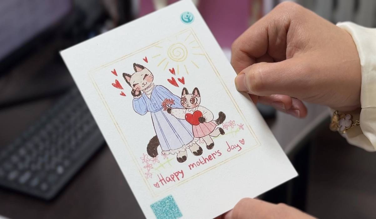 Mэp Махачкалы Джамбулат Салавов выкупил все открытки нарисованные больными раком детьми в рамках благотворительной акции по сбору средств на лечение маленьких пациентов рассказали в пресс службе мэрии города Благотворительный фонд Живи и дари жизнь другим придумал особенный способ отметить День матери Дети которые сейчас борются с онкологическими заболеваниями создали своими руками тематические открытки Деньги вырученные от продажи творческих работ пойдут на лечение таких ребятишек Салавов принял решение выкупить весь тираж