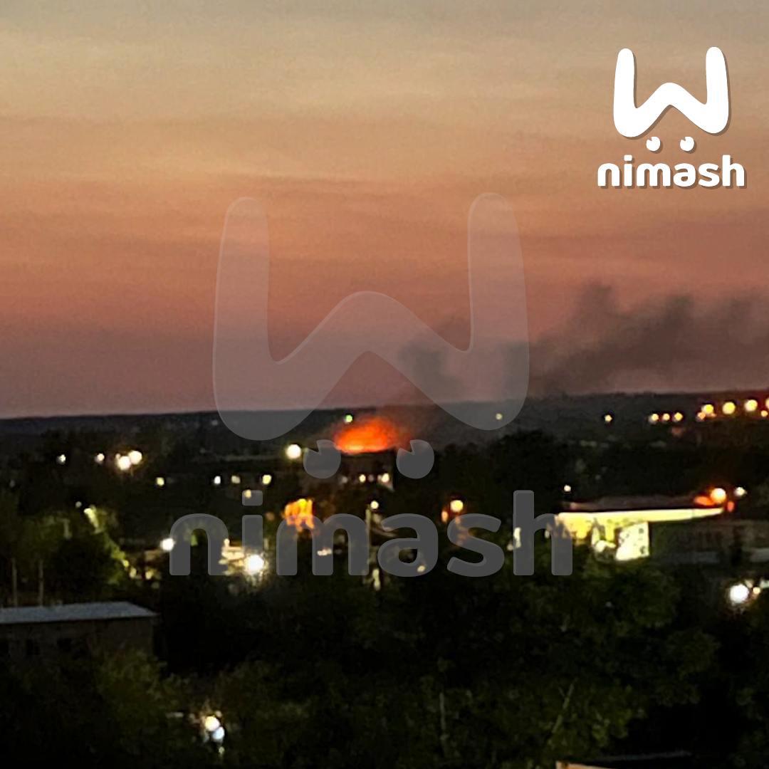 Пожар вспыхнул на территории Заволжского моторного завода. Предварительно, пострадал один человек.  По словам очевидцев, взорвался грузовик с цистерной — вспыхнула кровля цеха по производству подшипников.