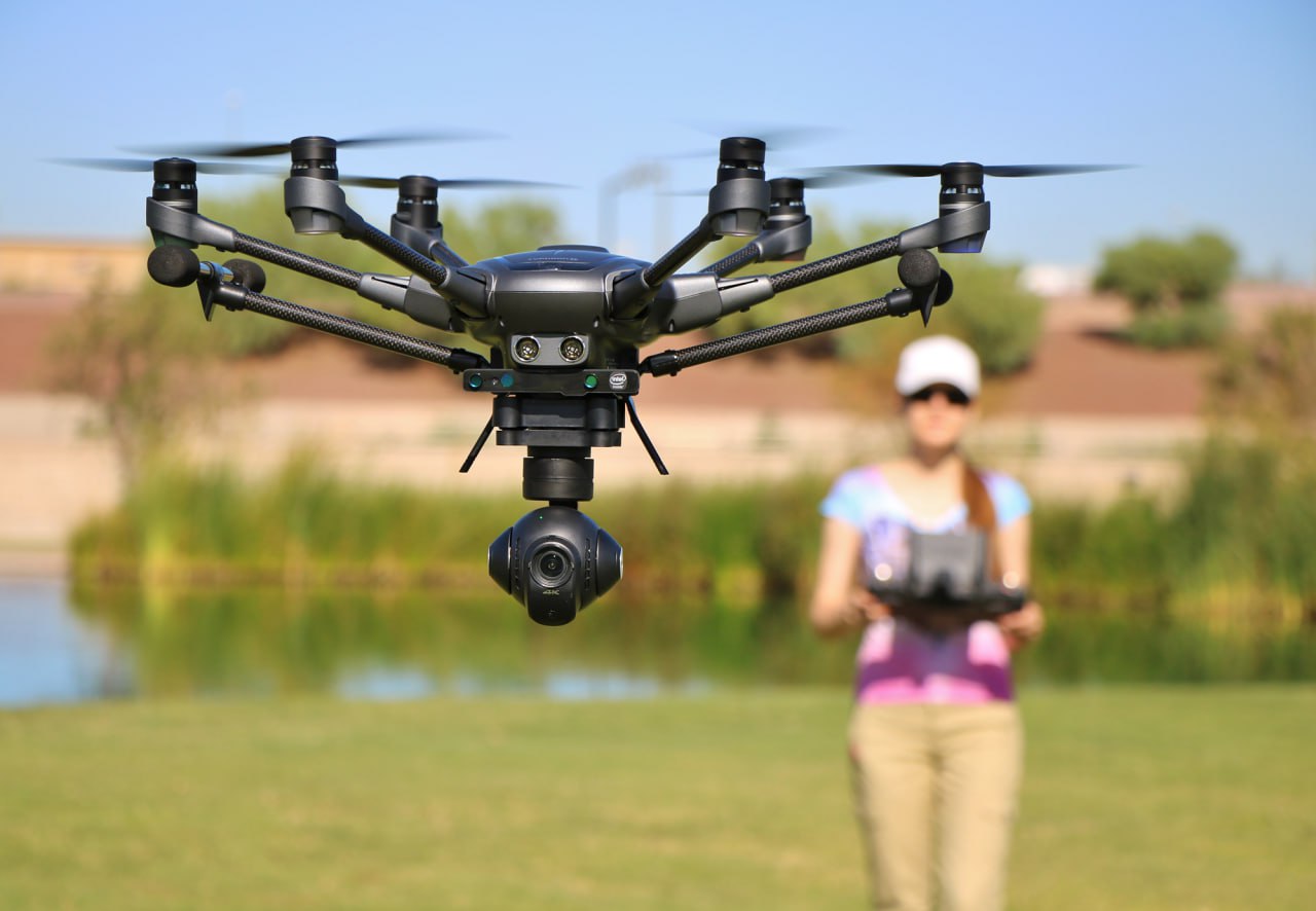 В Китае выпустили новые правила для гражданских беспилотников Китайские власти выпустили два государственных стандарта для гражданских беспилотных летательных аппаратов БПЛА Они вступят в силу 1 мая 2026 года Первый стандарт обязывает регистрировать БПЛА под настоящим именем Без его активации дрон не сможет выполнять полеты Второй обязывает с момента включения дрона непрерывно передавать контролирующим органам идентификационные данные а также информацию о местоположении скорости и состоянии на протяжении всего полета Это позволит осуществлять мониторинг в режиме реального времени В Государственном управлении по регулированию рынка сообщили что новые стандарты позволят решить вопросы безопасности полетов и обеспечат упорядоченное развитие китайской отрасли беспилотников Новости Китая ЭКД