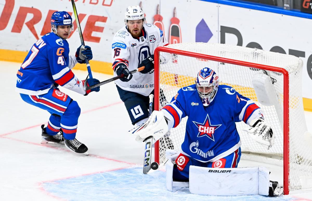 ХК Лада в овертайме уступил СКА В среду 7 января в Санкт Петербурге ХК Лада уступил местному СКА сообщает пресс служба автозаводцев Лада открыла счет на восьмой минуте после того как Андрей Алтыбармакян подставил клюшку под бросок Николая Макарова Хозяева стараниями Рокко Гримальди на 16 й минуте реализовали большинство Второй период остался за хозяевами На 27 й минуте Гримальди в большинстве команды играли в формате 5 на 3 оформил дубль За минуту до сирены на второй перерыв Голдобин увеличил счет В середине третьего периода Томаш Юрчо сократил счет после того как тольяттинцы отобрали шайбу в чужой зоне На 56 й минуте Егор Савиков забросил четвертую шайбу в ворота волжан Но тольяттинцы и не думали сдаваться На 57 й минуте Андрей Чивилев броском сходу сократил отставание гостей На 58 й минуте Иван Савчик сравнял счет завершив быструю атаку Лады В овертайме армейцы в третий раз реализовали большинство Голдобин оформил дубль и добились победы Фото пресс служба ХК Лада