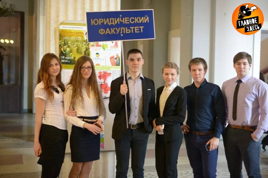 Минюст предложил обязать выпускников юридических вузов работать по специальности С инициативой на Петербургском международном юридическом форуме выступил первый замминистра юстиции Евгений Забарчук. Хотел бы коснуться вопроса, связанного с целевой подготовкой юристов. Нам кажется, что нужно сделать аналогичным образом, как в сфере медицинского образования. То есть бюджетники, обучающиеся в юридических вузах, должны быть обязаны в последующем отработать определённое количество лет по своей непосредственной специализации, — сказал замминистра. Главное — здесь. Подписывайтесь!