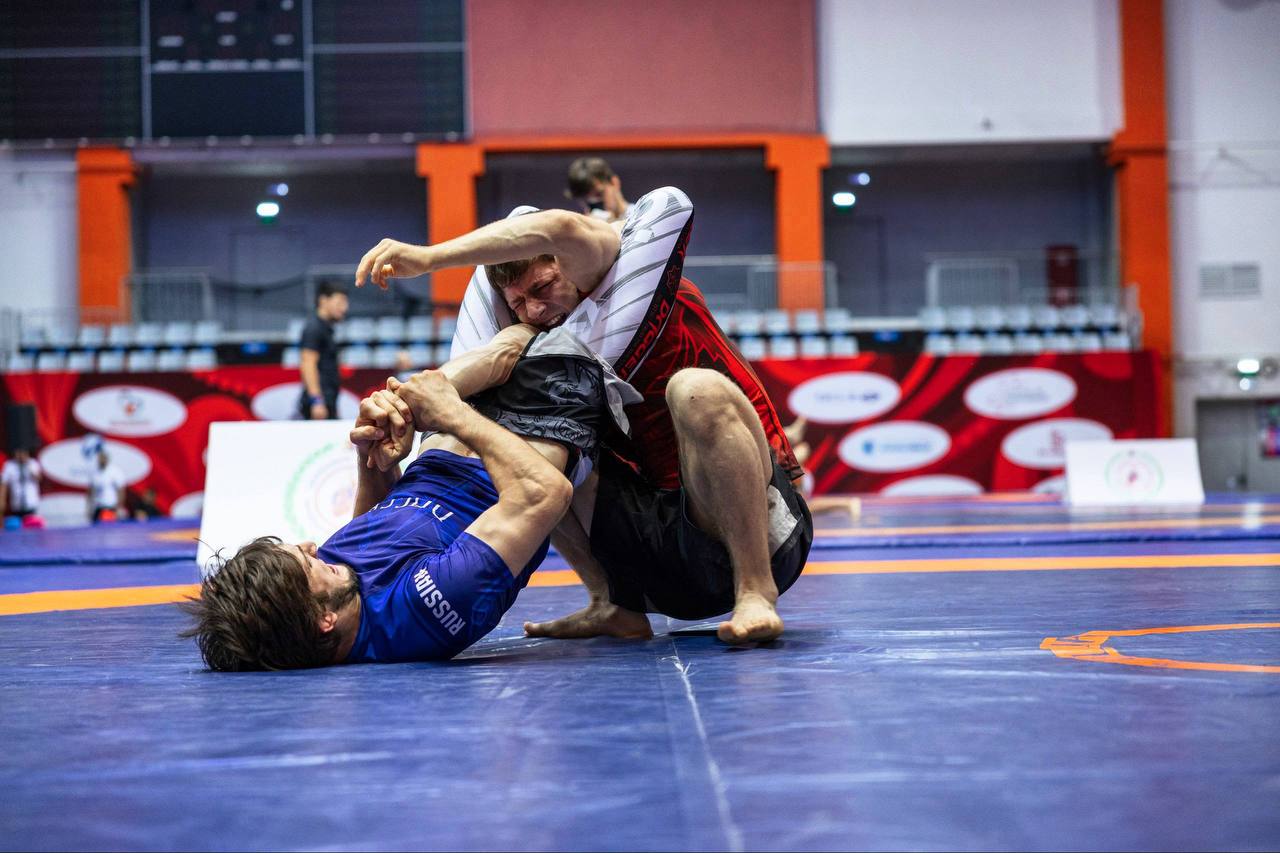 Успех сборной Московской области на чемпионате России по грэпплингу в Иваново Подмосковные спортсмены завоевали рекордные восемь медалей: 1 серебряную и 7 бронзовых. Радомира Останина до 53 кг завоевала серебро в грэпплинге-ги и бронзу в грэпплинге. Кроме того, замкнули тройку призёров в грэпплинге-ги Ирина Чернышова до 64 кг , Андрей Карузин до 77 кг , Халималав Базихов свыше 100 кг и в грэпплинге Абдулкерим Курбанов до 71 кг , а также Влада Бояхчиева свыше 71 кг в грэпплинге-ги и грэпплинге. Сборная ЦФО, в составе которой выступали подмосковные борцы, заняла третье место общекомандного зачёта в дисциплине «грэпплинг-ги».