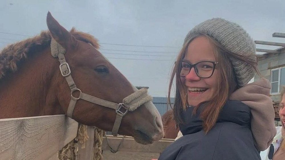 «О том, что папа ушел на СВО, мы узнали одновременно с известием о его гибели» – дочь бойца из Магнитогорска не может получить выплату за его смерть Отец 19-летней Евгении Кравченко погиб в боях за Новоалексеевку в ДНР. Девушке положена крупная выплата за смерть родителя. Но получить ее не удается, так как Женя не может собрать пакет документов. Не хватает свидетельства о смерти бабушки и дедушки по отцу, которые, если были бы живы, также имели бы право на выплату. В ЗАГС Челябинской области рассказали, как добиться выплаты. / Прислать новость