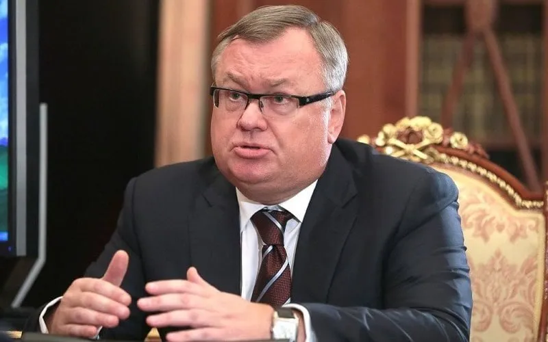 Андрей Костин оценил перспективы рынка золота Глава ВТБ Андрей Костин не ожидает резкого падения цен на золото или драматического ослабления рубля в 2026 году Ключевые оценки золото сохраняет статус защитного актива на долгосрочном горизонте фундаментальный уровень цен около 4000 за унцию существенного снижения котировок не прогнозируется Я не думаю что золото сильно будет снижаться Понятно что на фоне политической нестабильности цена на золото выросла в том числе благодаря активным закупкам золота Китаем Но движения назад я особого не вижу отметил Костин Среди факторов роста цен геополитическая нестабильность активные закупки золота Китаем постепенный выход ряда стран из американских гособлигаций При этом отмечается рост себестоимости добычи и тенденция к консолидации отрасли Рынок ВТБ Золото ИтогиМир