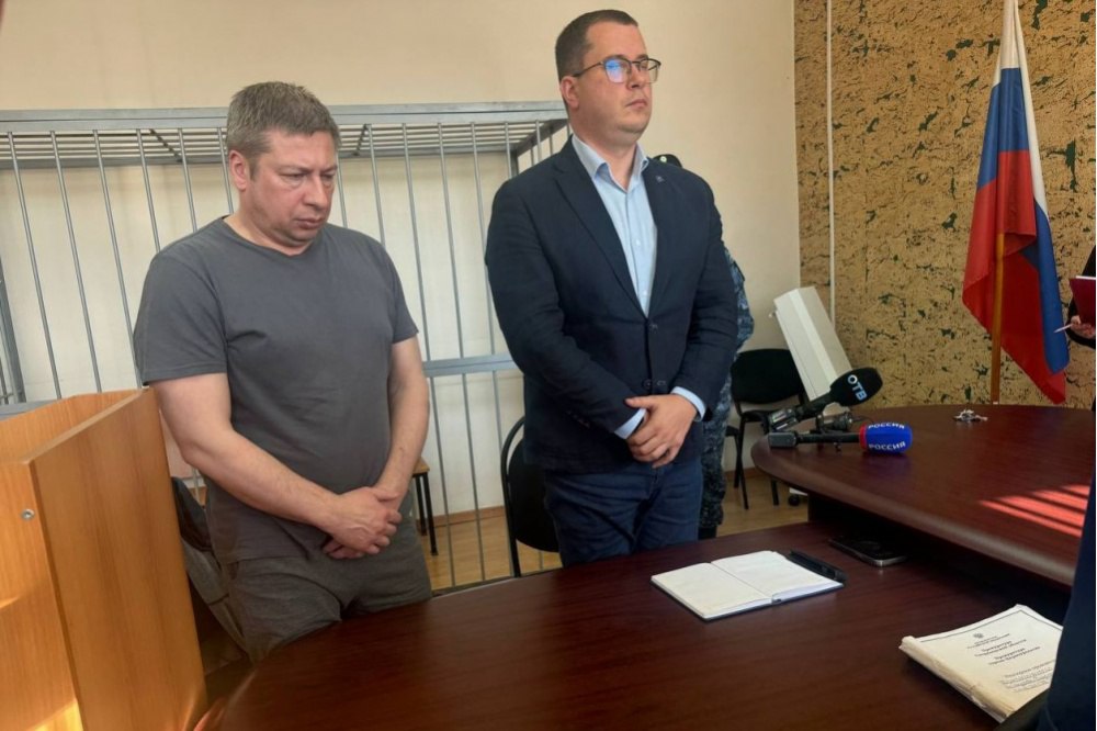 Бывшего зама мэра Дегтярска отправляют в колонию строгого режима на 3 5 года Прокуратуре показался слишком мягким приговор вынесенный Виктору Солдатову в мае Тогда суд приговорил его лишь к условному сроку Ведомство обжаловало решение в областной инстанции Апелляция была удовлетворена бывшего чиновника взяли под стражу в зале суда Напомним бывшего вице мэра признали виновным в передаче взятки от застройщика главе города Вадиму Пильникову 1 7 миллиона рублей Солдатов оставил себе за посредничество Сам мэр Пильников ранее был приговорен к 10 годам колонии строгого режима прокуратура Свердловской области