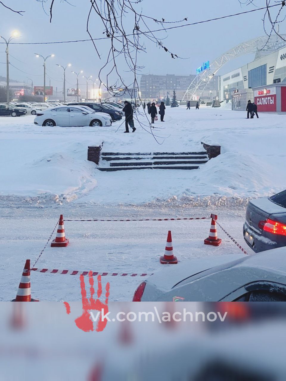 Шел в неположенном месте! Школьник попал под колеса машины  Первоклассник переходил дорогу вместе с братом.  Магнитогорск. Улица Завенягина.  Снегопад. Из спортивной секции возвращаются дети. Как говорят в Госавтоинспекции, два мальчика - одному 7 лет, другому 14 – решили перейти дорогу в неустановленном для этого месте. В итоге, того, что помладше, сбила «Шкода».   Все случилось 26 февраля в 17:50 на улице Завенягина в Магнитогорске. В тот день на улице шел снег. Видимость была и так плохой. Видимо, водитель не ожидал, что перед его машиной появятся дети.  ‍    Полицейские говорят, что пострадавший мальчик получил травмы. Какие именно, не сказано, но известно, что ребенку назначено амбулаторное лечение. Начато административное расследование.  Ставь лайк и подписывайся на Агентство чрезвычайных новостей Челябинск