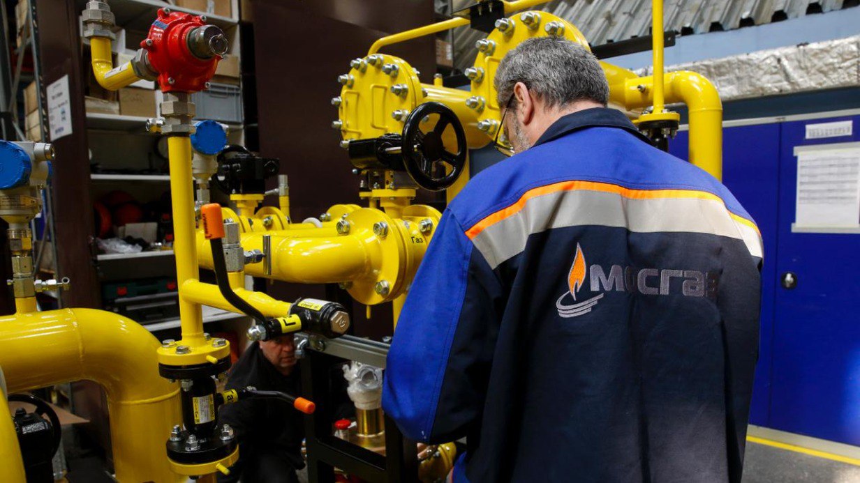 Для жителей Куркино построили газорегуляторный пункт Специалисты комплекса городского хозяйства возвели новый газорегуляторный пункт Лазаревский Он играет ключевую роль в газоснабжение жилых и промышленных объектов в районе Куркино  В городе ведут планомерную работу по модернизации газорегуляторных пунктов которые отвечают за понижение давления газа до определенных значений и поддержание их в заданных пределах Также строим новые пункты для обеспечения надежного и бесперебойного газоснабжения жилых домов и промышленных предприятий   рассказал заммэра Москвы по вопросам ЖКХ и благоустройства Петр Бирюков Об объекте пропускная способность 45 тыс кубометров в час увеличенное число подключений изготовлен из деталей отечественного производства на АО Мосгаз Фото v m r u