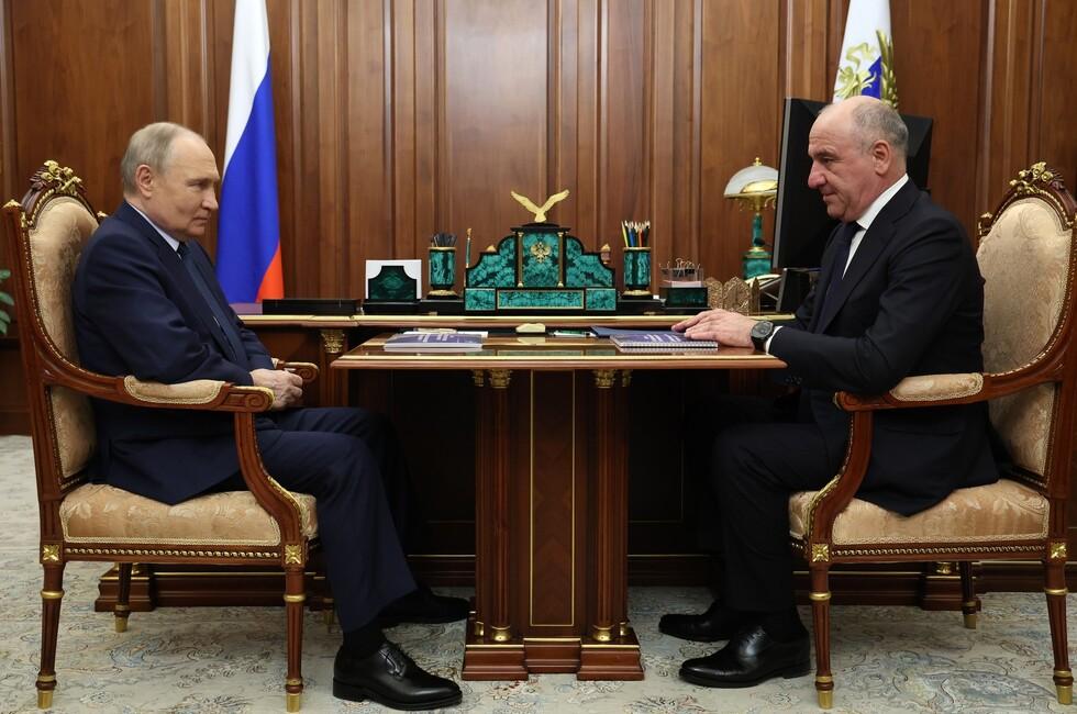 Путин: патриотический настрой молодежи необходим для успешного продвижения СВО Президент РФ Владимир Путин считает патриотический настрой молодежи одной из главных вещей в рамках проведения спецоперации, а также развития и укрепления государственности. Президент встретился сегодня с главой Карачаево-Черкесской Республики Рашидом Темрезовым, который в ходе беседы поблагодарил Путина за проведение Года защитника Отечества и отметил возросший патриотический настрой у детей, школьников и студентов. «Это очень важно. Это, может быть, самое главное для нашего успешного продвижения не только в рамках СВО — вообще по всем направлениям, по направлениям развития и укрепления российской государственности», — отметил глава государства. Путин неоднократно подчеркивал, что российские власти будут делать все возможное для поддержки молодых людей, ведь именно им предстоит формировать будущее России, продолжать дело своих предков. С 2025 года в России действует нацпроект «Молодежь и дети», который направлен на развитие поколения граждан, патриотически настроенного, высоконравственного и ответственного, способного обеспечить суверенитет, конкурентоспособность и дальнейшее развитие России.