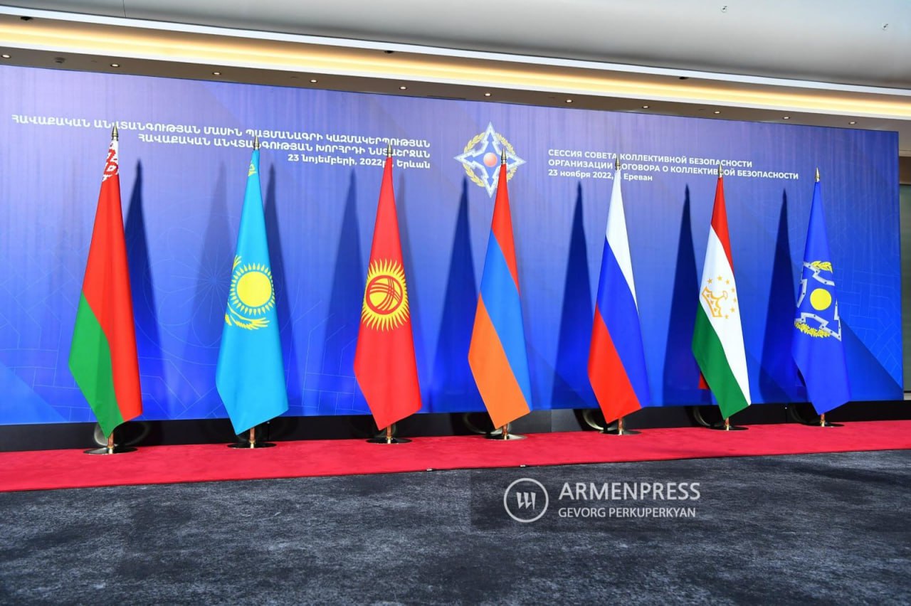 Армения примет окончательные решения относительно ОДКБ, если государства-члены организации, включая Россию, не сделают политических заявлений относительно оккупации Азербайджаном суверенных территорий Армении. Об этом заместитель министра иностранных дел Армении Ваан Костанян заявил на брифинге с журналистами после заседания правительства РА. «Мы не только намекаем на ОДКБ, но и прямым текстом говорим, что долго так оставаться не может. Ведь если партнеры по ОДКБ, включая Российскую Федерацию, не сделают политических заявлений, о которых говорили много лет назад после нападения на суверенные территории Республики Армения, то Армения примет окончательные решения», - заявил Ваан Костанян. Касаясь вопроса о том, когда Армения может принять решение о выходе из ОДКБ, замминистра отметил, что Ереван сам определится со сроками и целесообразностью этого шага. «Республика Армения, будучи суверенным государством, сама решает, когда следует предпринять тот или иной шаг», — подчеркнул замглавы МИД. Коснувшись сотрудничества в рамках Евразийского экономического союза, Костанян напомнил, что Ереван продолжает оставаться членом Евразийского экономического союза и продолжает углублять отношения в рамках этой структуры.