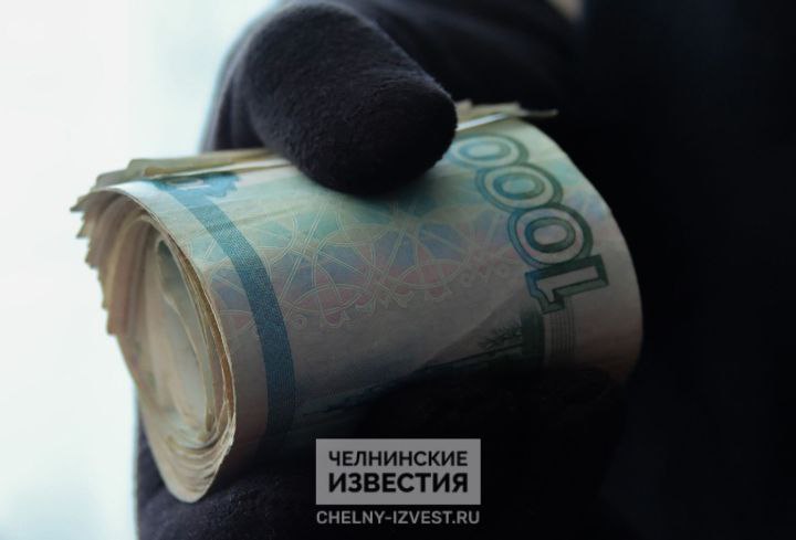 Спасая родителей школьница в Татарстане перевела 350 тысяч рублей мошенникам Под прессинг телефонных аферистов попала школьница из Тукаевского района Татарстана Незнакомые люди представились сотрудниками полиции банка адвокатами и предупредили что ее родители якобы замешаны в преступлении Для спасения семьи нужно срочно перевести деньги на специальный счет В панике девочка через банкомат с карты родителей перечислила 350 тысяч рублей В Тукаевском ОМВД возбуждено уголовное дело по статье Мошенничество