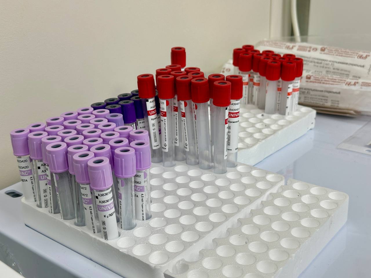 Роспотребнадзор назвал доминирующий вариант коронавируса Штамм известный как XFG Стратус фиксируется практически во всех новых случаях инфицирования на территории России его доля достигает 99 Специалисты ведомства отметили что эта генетическая линия является основной не только в нашей стране но и в глобальном масштабе где на неё приходится порядка 65 заболеваний ГТРК Самара MAX lВК lОК lСАЙТ