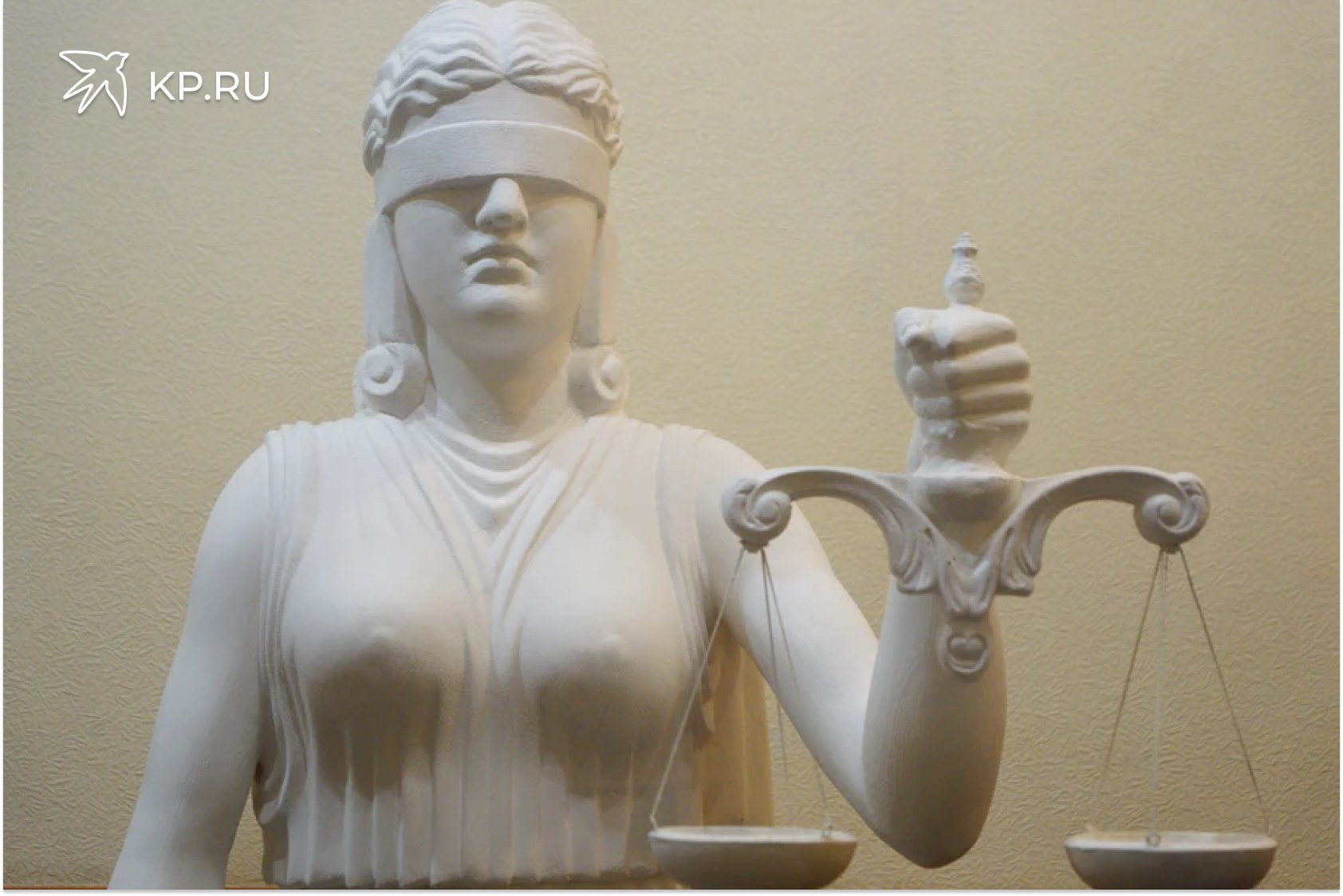 Почти 3 кило наркотиков изъяли у курьера ехавшего в попутке через Воронежскую область 31 летний уроженец Азербайджана ответит за покушение на сбыт особо крупной партии метилэфедрона В Богучарский районный суд направлено уголовное дело в отношении 31 летнего мужчины задержанного с крупной партией наркотиков на трассе М 4 Дон Об этом сообщила пресс служба суда в пятницу 12 декабря Как установило следствие уроженец Азербайджана ища подработку в интернете вовлекся в наркобизнес В сентябре 2025 года он прибыл в Воронеж где из тайника забрал почти 3 килограмма метилэфедрона От общего веса он отделил около 22 граммов для личного употребления после чего сел в попутную машину направлявшуюся в Ростов на Дону На одном из постов ДПС транспорт был остановлен для проверки В ходе досмотра у пассажира обнаружили пакеты с запрещённым веществом общей массой 2 8 кг Мужчине предъявлены обвинения по двум статьям Уголовного кодекса покушение на незаконный сбыт наркотиков в особо крупном размере и их незаконное приобретение и хранение За первое преступление максимальное наказание может достигать пожизненного лишения свободы