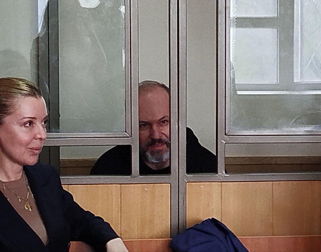 В Ростовской области экс-замгубернатор Кушнарёв объяснил взятку "помощью" футбольному клубу. Бывший замгубернатора и министр транспорта Ростовской области Виталий Кушнарёв при задержании заявил, что деньги якобы получил для поддержки футбольного клуба «Ростов». Об этом говорится в материалах уголовного дела, которые зачитывали в суде. Тем временем арест на имущество его жены Оксаны Кушнарёвой продлили ещё на 5 месяцев — до 3 октября. Под арестом остаётся имущество примерно на 280 миллионов рублей: рынок и несколько крупных помещений с землёй в Морозовске, квартиры в Ростове и Москве, а также дом с участком в хуторе Рыбацком. Сам Кушнарёв считает арест «лишённым здравого смысла». Верим? Согласны? Подписаться Связь с редакцией
