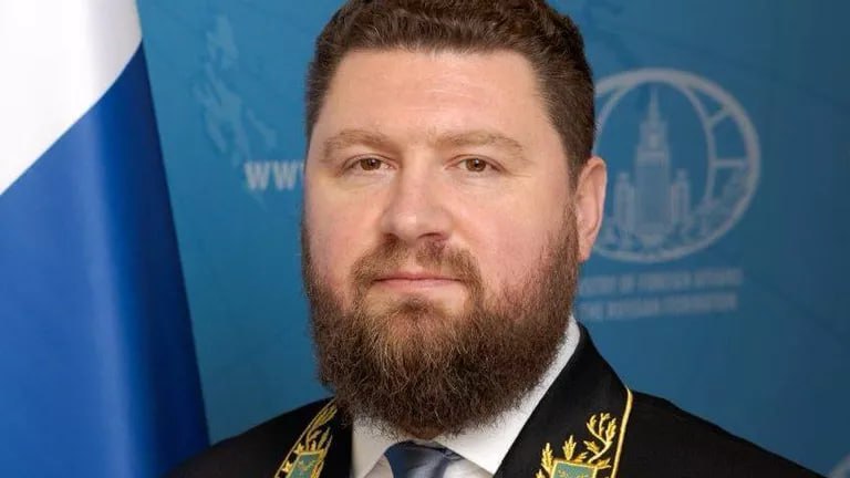 Новым генконсулом в Стамбуле назначен Александр Калачёв Об этом сообщили в российском дипведомстве Там добавили что Калачёв владеет английским и норвежским языками имеет дипломатический ранг чрезвычайного и полномочного посла 2 го класса Приказом Министерства иностранных дел РФ Калачёв Александр Александрович назначен генеральным консулом РФ в Стамбуле Турецкая Республика указали на Смоленской площади Подписаться на Говорит Москва Telegram VK MAX