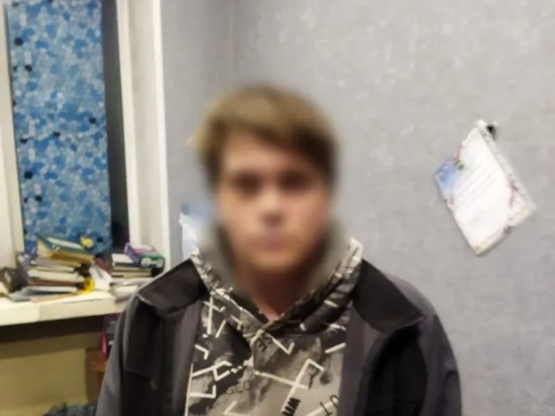 Подозреваемых в краже «копейки» молодых людей задержали в Благовещенске Благовещенские полицейские по горячим следам раскрыли кражу автомобиля и выявили, что задержанные причастны к аналогичному преступлению годичной давности. По сообщению пресс-службы УМВД России по Амурской области, 14 мая в полицию обратился житель Благовещенска. Он заявил о пропаже его машины ВАЗ-21011, припаркованной во дворе многоквартирного дома. Оперативники оперативно нашли автомобиль через два квартала от места преступления. Вскоре задержали подозреваемых – двух молодых людей 2003 и 2007 годов рождения. Как установили полицейские, злоумышленники ночью разбили боковое стекло, пробрались в салон и перегнали автомобиль в двор неподалеку, планируя в дальнейшем продать машину. Сотрудники полиции также установили, что молодые люди причастны к угону этого же ВАЗ-21011 год назад – тогда автомобиль нашли и вернули владельцу. По факту кражи и угона возбуждены уголовные дела. Подозреваемые находятся под подпиской о невыезде. ТЕЛЕПОРТ.РФ – здесь все об Амурской области Написать нам