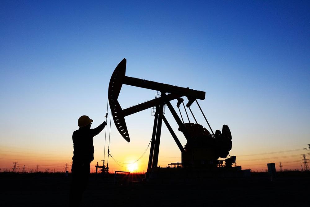 Нефтесервисный рынок выйдет на двузначный прирост Оборот российского рынка нефтесервисных услуг вырастет на 4 по итогам 2025 г до 2 6 трлн руб а в 2026 2027 гг среднегодовые темпы прироста составят 14 оборот рынка достигнет 3 1 трлн руб и 3 4 трлн руб соответственно Такие данные приводит Ъ со ссылкой на исследование Kasatkin Consulting бывшее российское отделение Deloitte Главными бенефициарами могут стать бывшие компании Большой четверки Бурсервис бывшее подразделение американской Halliburton Шлюмберже структура американской SLB Везерфорд входит в американскую Weatherford и Технологии ОФС бывшее подразделение американской Baker Hughes  Доля внутренних сервисов вертикально интегрированных компаний ВИНК сократившаяся в 2024 г с 44 до 41 останется на том же уровне по итогам нынешнего года Основными сегментами для внутреннего сервиса будут оставаться вертикальное бурение и капитальный ремонт скважин которые отличаются большими объемами но низкой маржинальностью На рынке будет расти доля независимых компаний которые не относятся ни к Большой четверке ни к структурам ВИНК Здесь основными драйверами спроса будут такие услуги как горизонтальное бурение интенсификация и закачивание которые особенно востребованы из за усложнения условий добычи RCC
