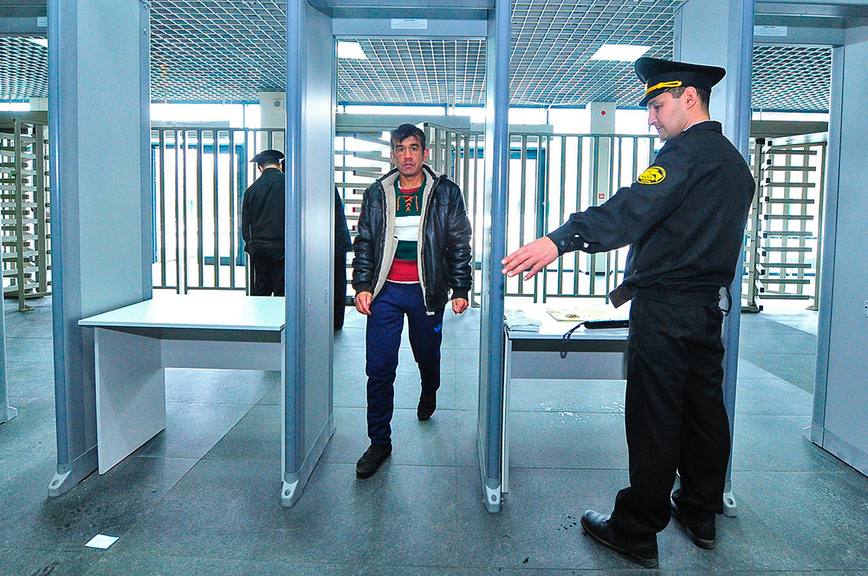 В Приморье полиция закрыла гражданину Средней Азии въезд в Россию на 50 лет за пьяную езду без прав Сотрудниками Госавтоинспекции остановили автомобиль за проезд на запрещающий сигнал светофора. В ходе проверки документов выяснилось, что за рулем водитель не имеющий водительского удостоверения и, к тому же, в состоянии алкогольного либо наркотического опьянения. От медицинского освидетельствования правонарушитель отказался. Было принято решение о неразрешении правонарушителю въезда в РФ сроком на 50 лет. Основанием послужило неоднократное совершение иностранцем административных правонарушений, связанных с посягательством на общественный порядок и общественную нравственность. Админу