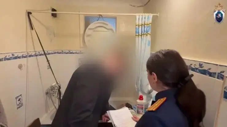 Сумку с частями человеческого тела обнаружили в Красноярском крае на берегу реки Чулым По информации СК в ходе судебной экспертизы была установлена личность убитого части тела принадлежали 58 летнему мужчине их Ачинского района Вскоре удалось выйти и на предполагаемого убийцу по подозрению был задержан 45 летний ачинец По версии следствия в октябре 2025 года мужчины познакомились на улице Знакомство закрепили алкоголем в квартире фигуранта дела В какой то момент между приятелями возник конфликт и хозяин квартиры ударил гостя В итоге несколько часов спустя тот скончался Скриншот ГСУ СК России по Красноярскому краю и Республике Хакасия   Подписаться на sibnovosti ru предложить новость