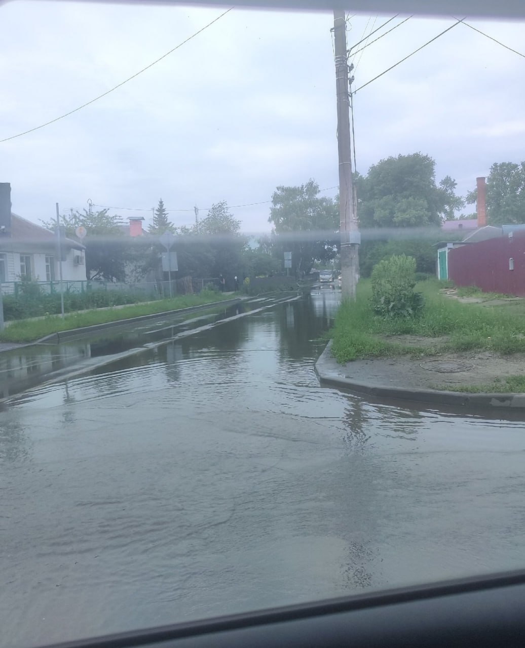 Новая авария на теплосетях в Курске. Рвануло на Краснополянской. "В результате порыва затопило подвал школы. Сейчас воду откачивают на дорогу по улице Краснополянская. Завершить работы по откачке воды планируют к 11:00", - сообщили в администрации Курска. Фото Автокадр_46 ПОДПИСАТЬСЯ ПРЕДЛОЖИТЬ НОВОСТЬ