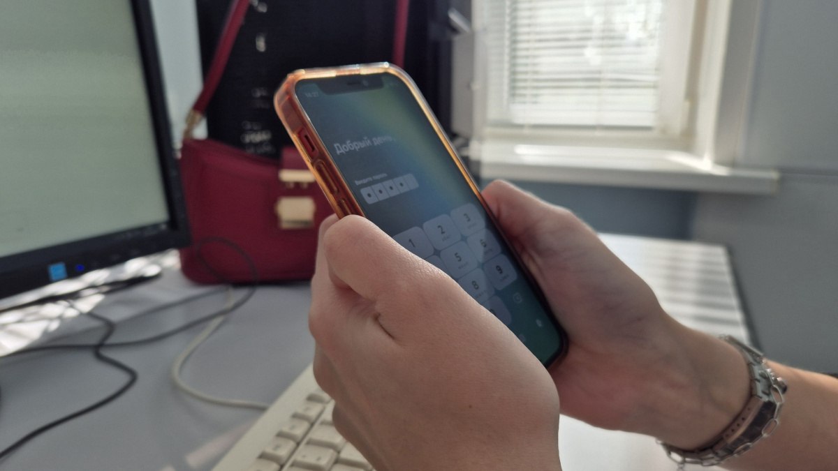 Переводы самарцев с карты на карту хотят внимательнее отслеживать При проведении крупных денежных операций российские банки теперь могут подробно выяснять у клиентов характер их отношений с получателем средств Как сообщили представители нескольких кредитных организаций в беседе с Российской газетой такая проверка помогает убедиться в отсутствии мошеннического влияния Особое внимание вызовут операции которым предшествовал перевод более 200 тысяч рублей между своими счетами через Систему быстрых платежей СБП Сотрудник банка может позвонить отправителю чтобы уточнить кем ему приходится получатель и попросить подтвердить детали перевода По словам начальника центра безопасности финансовых операций ОТП Банка Рустама Габитова при выявлении подозрительной активности банк также устанавливает её цель и смысл Такой звонок как подчеркнул эксперт часто становится спасением для клиента находящегося под психологическим давлением мошенников и помогает предотвратить потерю крупных сумм Банки анализируют множество факторов а не только размер платежа Вице президент по информационной безопасности банка ДОМ РФ Дмитрий Никишов пояснил что если клиент не может опознать свой платёж и внятно объяснить его цель его могут пригласить в отделение для личной беседы Все подобные звонки осуществляются исключительно с официальных номеров банка С начала 2026 года Банк России расширил с 6 до 12 список признаков по которым выявляются аномальные операции соответствующие мошенническим схемам Если перевод подпадает под один из таких признаков банк обязан его приостановить и предупредить клиента о возможном обмане Однако если клиент несмотря на предупреждение настаивает на проведении платежа банк должен его исполнить К новым признакам например относится перевод другому лицу которому предшествовала крупная операция между своими счетами через СБП свыше 200 тыс рублей Также в список включены переводы на счета так называемых дропов лиц предоставивших мошенникам доступ к своим счетам за вознаграждение Эксперты отмечают что кредитные организации несут финансовую ответственность за недостаточный контроль поэтому они тщательно фиксируют все предпринятые меры по проверке легитимности платежа В случае приостановки перевода клиентам рекомендуют обращаться в банк для выяснения причин а банк в свою очередь должен дать разъяснения и запросить информацию для решения ситуации ГТРК Самара MAX lВК lОК lСАЙТ